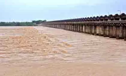 गोदावरी नदी में बाढ़, आंध्र प्रदेश के द्वीपीय गांव जलमग्न गोदावरी नदी में बाढ़, आंध्र प्रदेश के द्वीपीय गांव जलमग्न