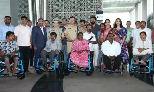 Hyderabad पुलिस ने दिव्यांग नागरिकों को व्हीलचेयर देकर किया सहयोग Hyderabad पुलिस ने दिव्यांग नागरिकों को व्हीलचेयर देकर किया सहयोग