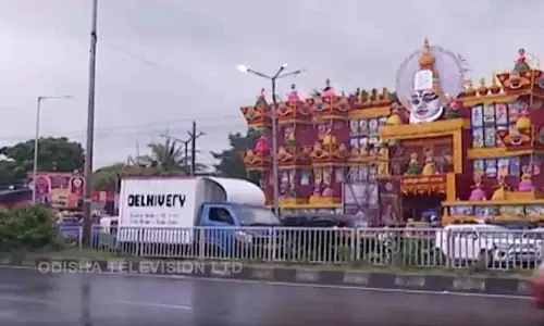 Odisha: भीगे हुए पर मुस्कुराते हुए श्रद्धालु, दुर्गा पूजा का अनोखा नजारा Odisha: भीगे हुए पर मुस्कुराते हुए श्रद्धालु, दुर्गा पूजा का अनोखा नजारा