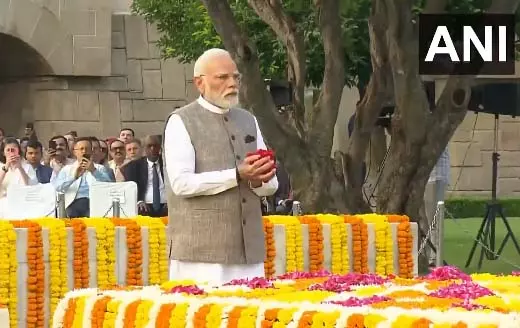 PM मोदी ने महात्मा गांधी की जयंती पर राजघाट पर श्रद्धांजलि दी PM मोदी ने महात्मा गांधी की जयंती पर राजघाट पर श्रद्धांजलि दी