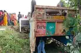 Sagar: 35 मजदूरों से भरी पिकअप पलटी, महिला की मौत Sagar: 35 मजदूरों से भरी पिकअप पलटी, महिला की मौत