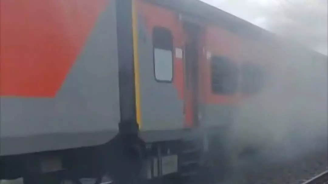 Jalgaon : भादली रेलवे स्टेशन के पास पुष्पक एक्सप्रेस में ब्रेक लाइनर घर्षण से आग लग गई Jalgaon : भादली रेलवे स्टेशन के पास पुष्पक एक्सप्रेस में ब्रेक लाइनर घर्षण से आग लग गई