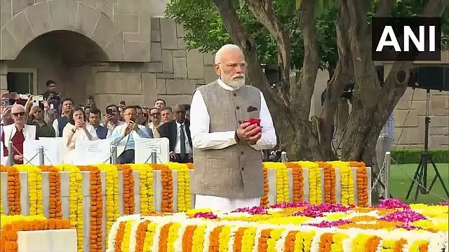 Gandhi Jayanti 2025: प्रधानमंत्री मोदी, गणमान्य व्यक्तियों ने राजघाट पर पुष्पांजलि अर्पित की Gandhi Jayanti 2025: प्रधानमंत्री मोदी, गणमान्य व्यक्तियों ने राजघाट पर पुष्पांजलि अर्पित की