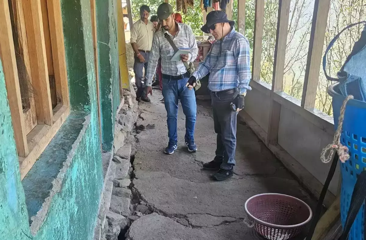 Uttarkashi: ग्रामीण इलाकों का अध्ययन करने पहुंचे भू-वैज्ञानिक Uttarkashi: ग्रामीण इलाकों का अध्ययन करने पहुंचे भू-वैज्ञानिक