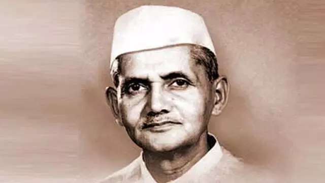 लाल बहादुर शास्त्री जयंती: जय जवान, जय किसान का नारा लगाने वाले नेता के बारे में रोचक बातें लाल बहादुर शास्त्री जयंती: जय जवान, जय किसान का नारा लगाने वाले नेता के बारे में रोचक बातें