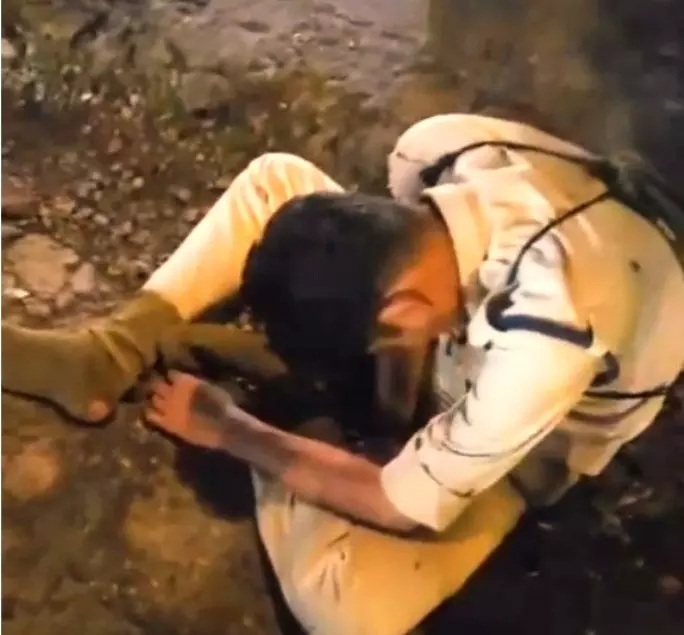 शराब पीकर दुर्गा पंडाल में ड्यूटी करने पहुंचा आरक्षक, नशा चढ़ने पर झूमने लगा शराब पीकर दुर्गा पंडाल में ड्यूटी करने पहुंचा आरक्षक, नशा चढ़ने पर झूमने लगा