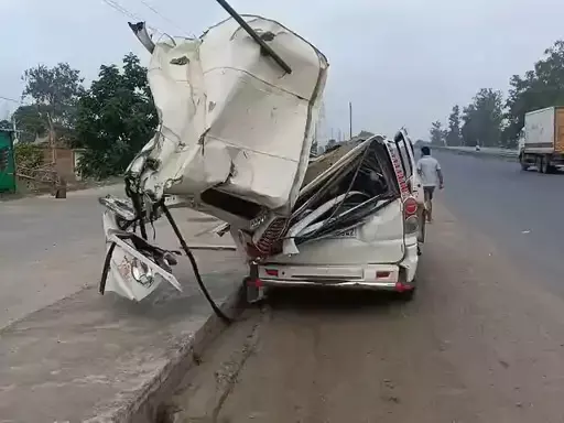 स्कॉर्पियो-कंटेनर के बीच टक्कर से तीन की मौत, 7 घायल स्कॉर्पियो-कंटेनर के बीच टक्कर से तीन की मौत, 7 घायल