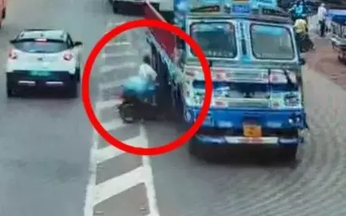सड़क क्रॉस करते बाइक सवार की मौत, ट्रक की चपेट में आया सड़क क्रॉस करते बाइक सवार की मौत, ट्रक की चपेट में आया