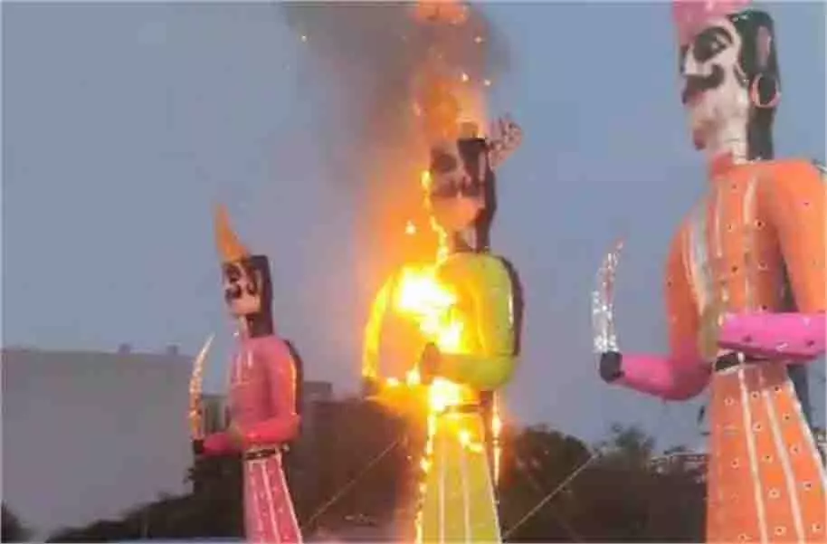 Bhopal: नशे में धुत कपल रावण को समय से पहले सुबह-सुबह फूंककर फरार Bhopal: नशे में धुत कपल रावण को समय से पहले सुबह-सुबह फूंककर फरार