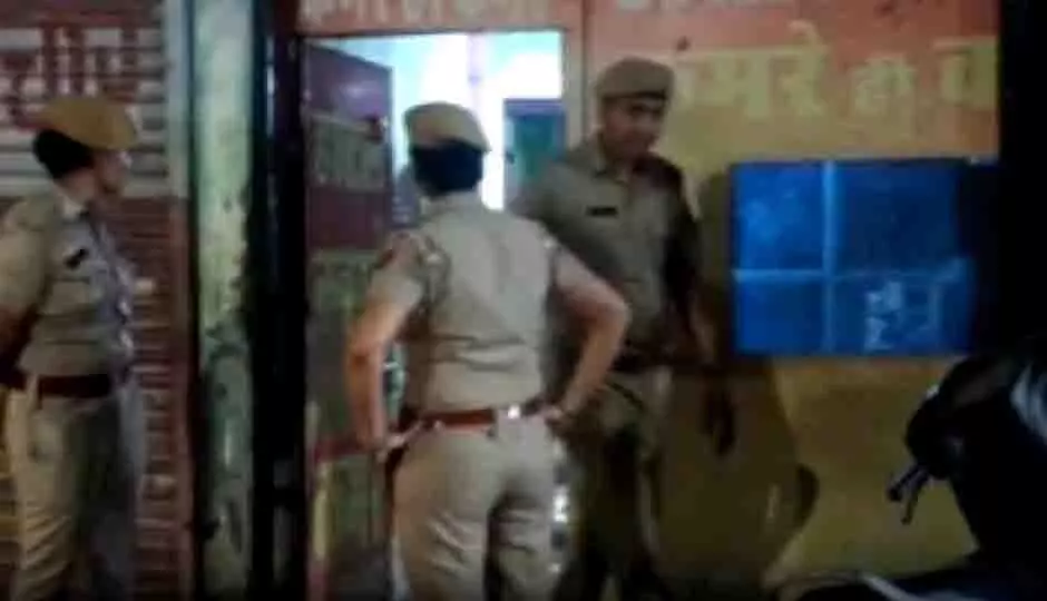 Rajasthan: होटल में छापेमारी 2 दर्जन से अधिक पुरुष और महिलाएं गिरफ्तार Rajasthan: होटल में छापेमारी 2 दर्जन से अधिक पुरुष और महिलाएं गिरफ्तार