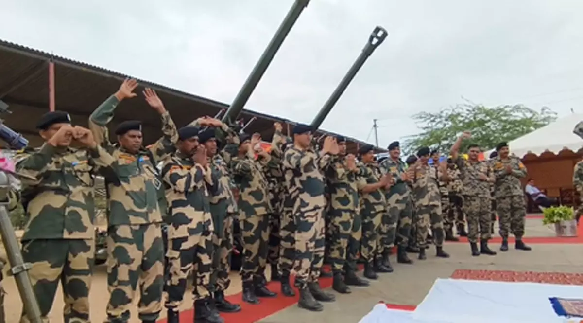 BSF ने विजयादशमी पर किया शस्त्र पूजन, जवान बोले - सीमा में सेंध लगाना असंभव BSF ने विजयादशमी पर किया शस्त्र पूजन, जवान बोले - सीमा में सेंध लगाना असंभव