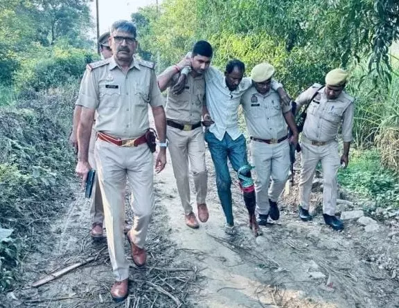 Bareilly: पुलिस मुठभेड़ में लूटी गन बरामद, दो आरोपी घायल Bareilly: पुलिस मुठभेड़ में लूटी गन बरामद, दो आरोपी घायल