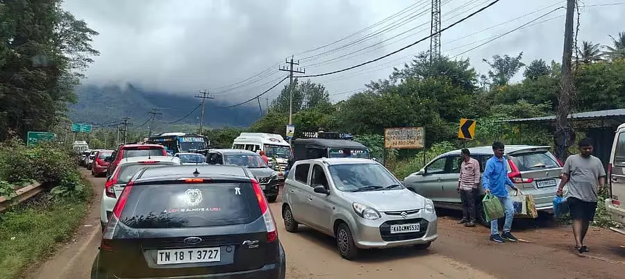 चिक्कमगलुरु में उमड़े पर्यटक: वाहनों की लगी कतार चिक्कमगलुरु में उमड़े पर्यटक: वाहनों की लगी कतार