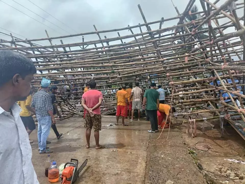 Jagatsinghpur : भारी बारिश के कारण बालिकुडा में पूजा पंडाल गिरा, 2 घायल Jagatsinghpur : भारी बारिश के कारण बालिकुडा में पूजा पंडाल गिरा, 2 घायल