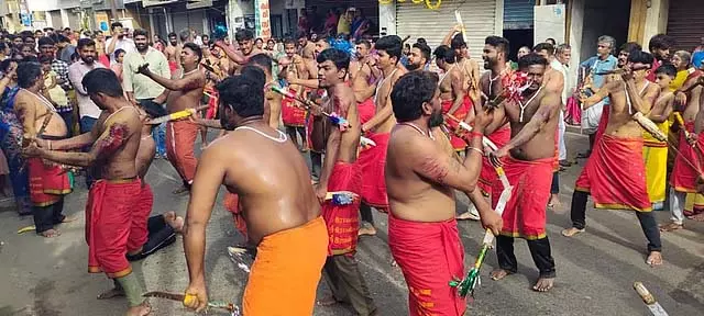 चौदेश्वरी अम्मन मंदिर में चाकू फेंकने का उत्सव: बड़ी संख्या में लोग भाग लेते है चौदेश्वरी अम्मन मंदिर में चाकू फेंकने का उत्सव: बड़ी संख्या में लोग भाग लेते है