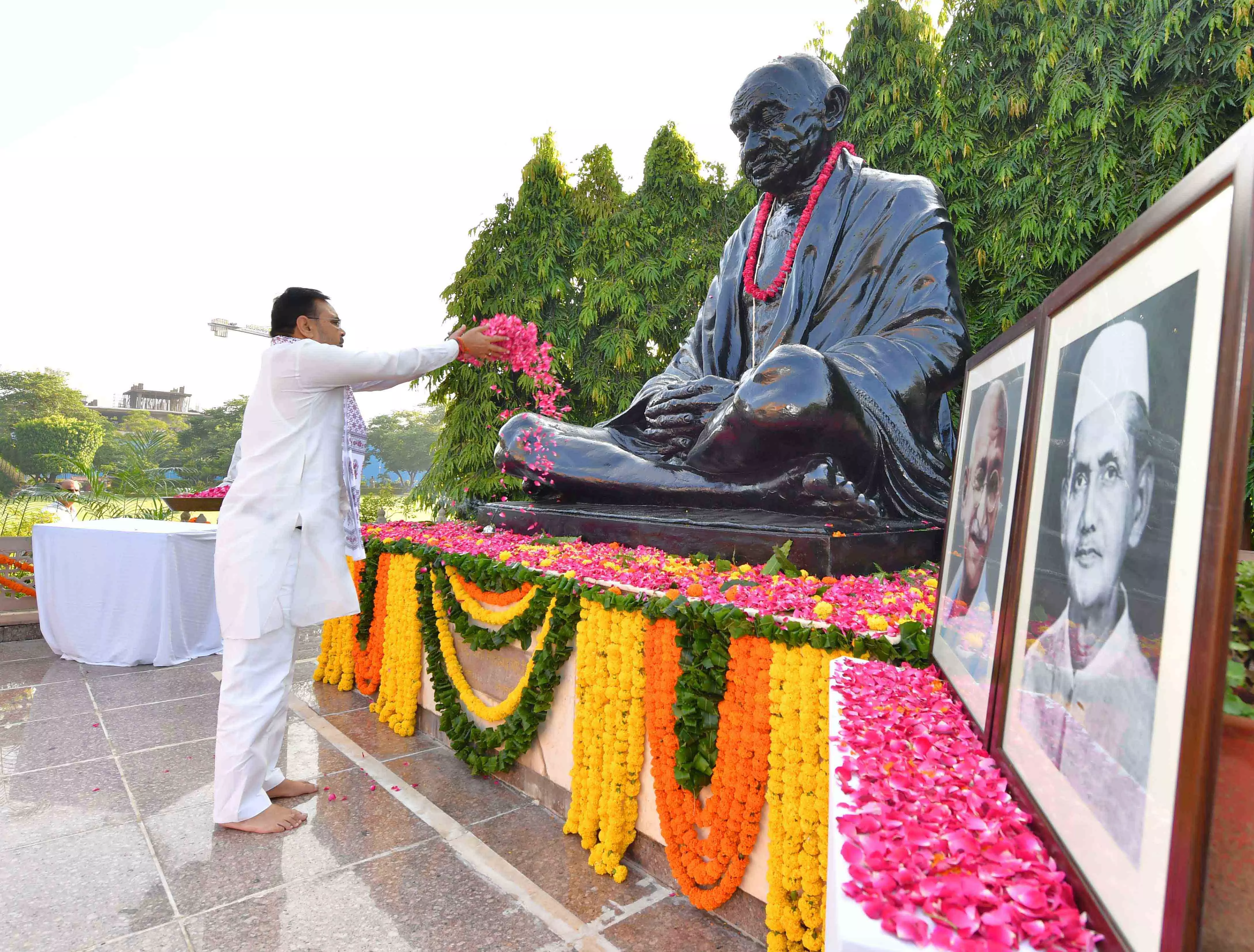 Jaipur: मुख्यमंत्री ने गांधी-शास्त्री की जयंती पर दी पुष्पांजलि Jaipur: मुख्यमंत्री ने गांधी-शास्त्री की जयंती पर दी पुष्पांजलि
