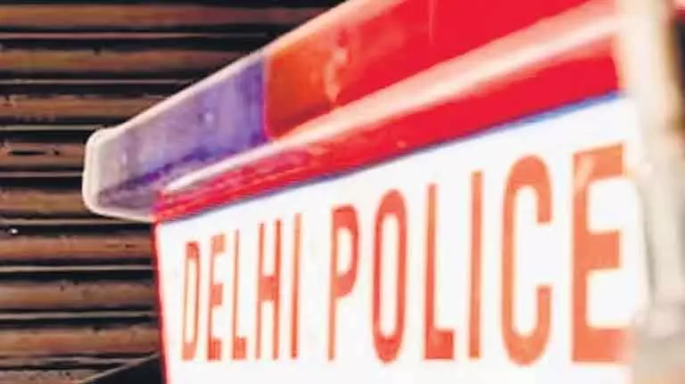Narela: नशे में धुत शिक्षक ने डिलीवरी एजेंट से बदसलूकी कर छीना खाना Narela: नशे में धुत शिक्षक ने डिलीवरी एजेंट से बदसलूकी कर छीना खाना