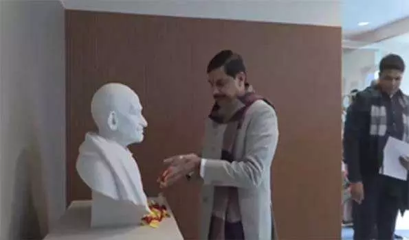 Bhopal: डॉ. यादव ने गांधी जी को भावभीनी श्रद्धांजलि अर्पित की Bhopal: डॉ. यादव ने गांधी जी को भावभीनी श्रद्धांजलि अर्पित की