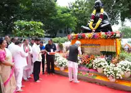 Telangana: राज्यपाल और मुख्यमंत्री ने बापू घाट पर दी श्रद्धांजलि Telangana: राज्यपाल और मुख्यमंत्री ने बापू घाट पर दी श्रद्धांजलि
