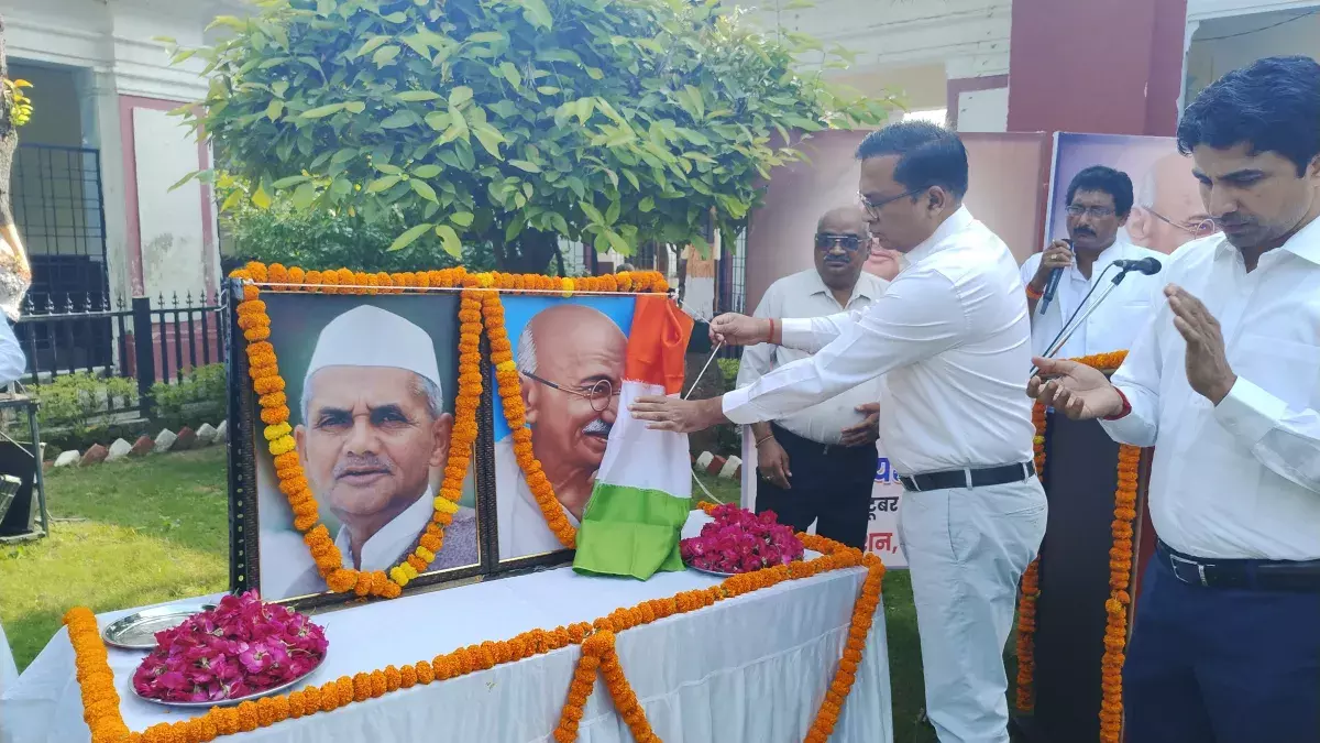 Shahjahanpur: गांधी व शास्त्री को माल्यार्पण कर जिलाधिकारी ने किया सम्मान Shahjahanpur: गांधी व शास्त्री को माल्यार्पण कर जिलाधिकारी ने किया सम्मान