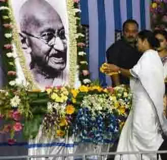 गांधी जयंती पर बंगाल की CM ने सांप्रदायिक सद्भाव पर जोर दिया गांधी जयंती पर बंगाल की CM ने सांप्रदायिक सद्भाव पर जोर दिया