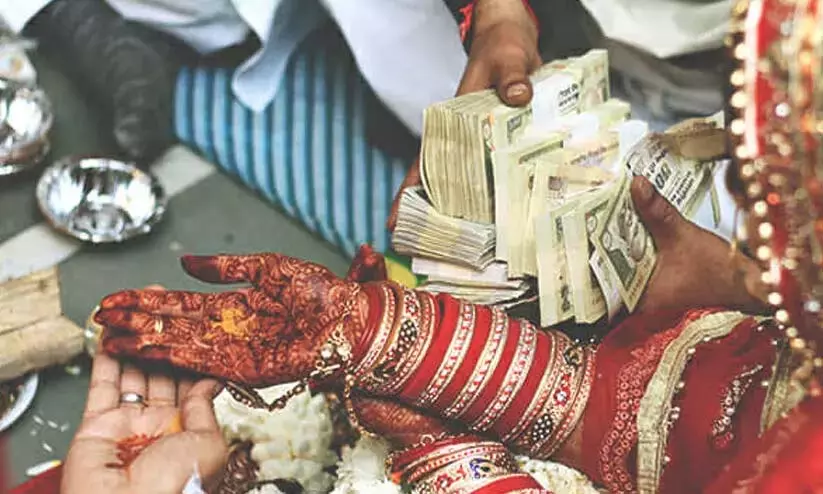 Kerala : दहेज के कारण एक नवविवाहिता को घर से बाहर निकालने का आरोप Kerala : दहेज के कारण एक नवविवाहिता को घर से बाहर निकालने का आरोप