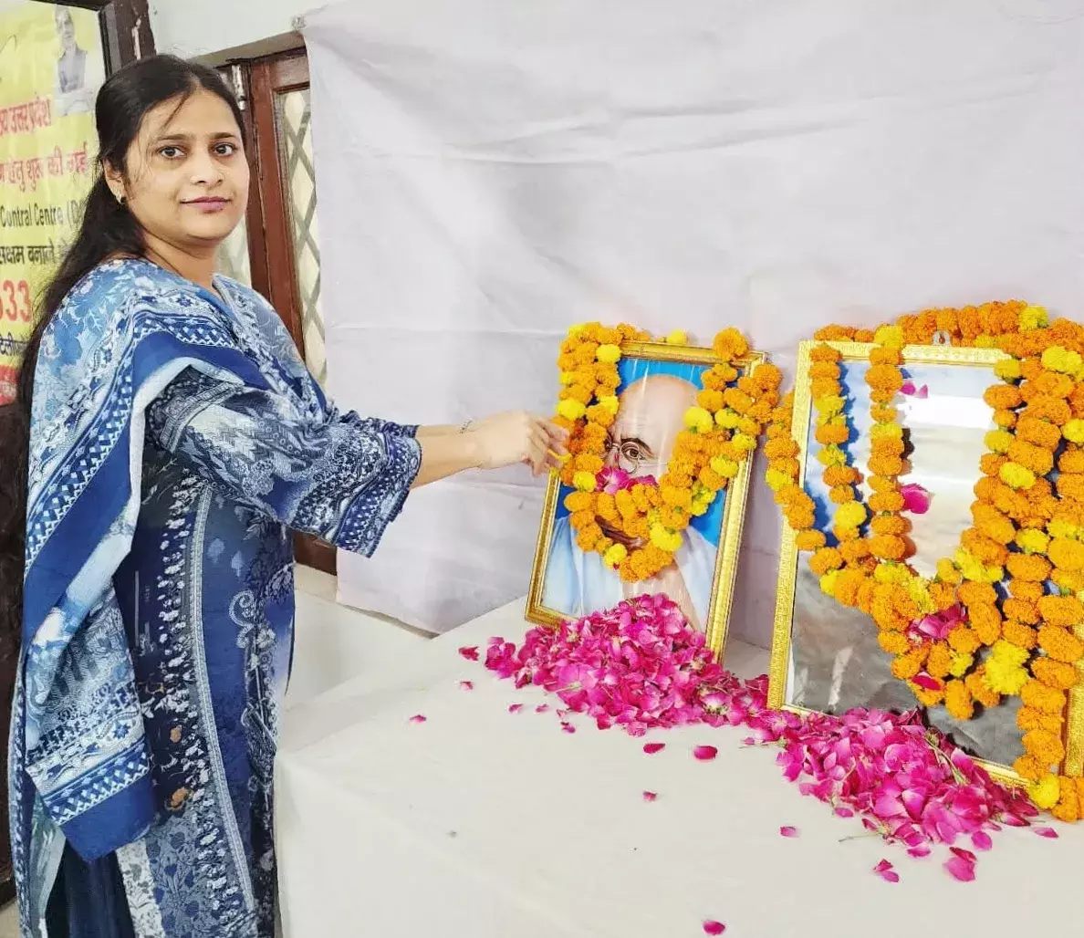 Shahjahanpur: नूर जहां ने गांधी और शास्त्री को दी श्रद्धांजलि Shahjahanpur: नूर जहां ने गांधी और शास्त्री को दी श्रद्धांजलि