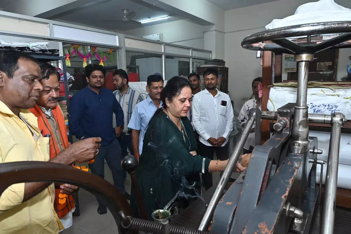 रायपुर निगम ऑफसेट प्रेस और फिल्टरप्लांट की मशीनों की विजयादशमी पर की गई पूजा रायपुर निगम ऑफसेट प्रेस और फिल्टरप्लांट की मशीनों की विजयादशमी पर की गई पूजा
