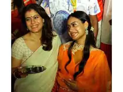 Kajol: बेटी न्यासा के साथ सिंदूर खेला समारोह में हिस्सा लिया Kajol: बेटी न्यासा के साथ सिंदूर खेला समारोह में हिस्सा लिया