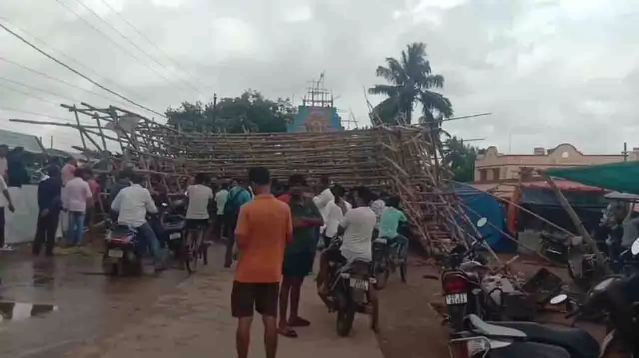 Jagatsinghpur: दुर्गा पूजा लाइट का गेट गिरा, 2 गंभीर रूप से घायल Jagatsinghpur: दुर्गा पूजा लाइट का गेट गिरा, 2 गंभीर रूप से घायल