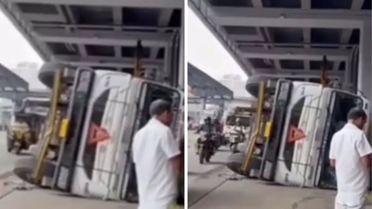 Mumbai : पोइसर मेट्रो के पास WEH पर सीमेंट मिक्सर पलटा Mumbai : पोइसर मेट्रो के पास WEH पर सीमेंट मिक्सर पलटा