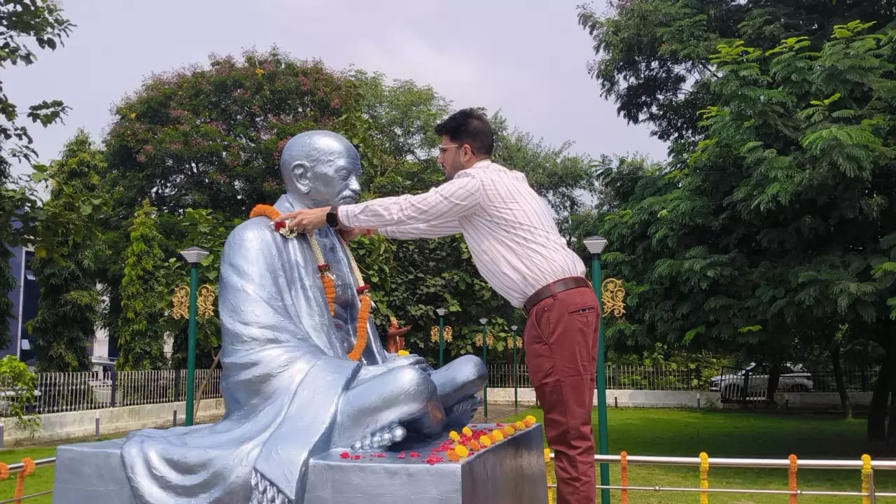 जयंती पर महात्मा गांधी और लाल बाहादुर शास्त्री को किया गया नमन जयंती पर महात्मा गांधी और लाल बाहादुर शास्त्री को किया गया नमन