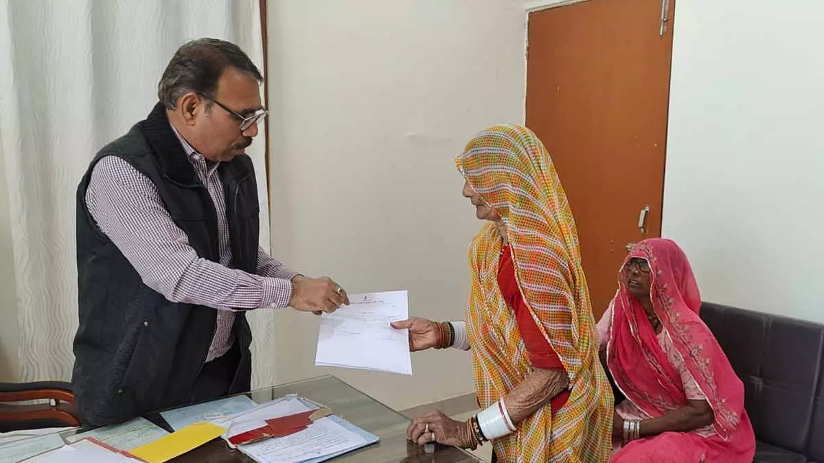 Jaipur : आमजन को मिल रहा जन कल्याणकारी योजनाओं का लाभ Jaipur : आमजन को मिल रहा जन कल्याणकारी योजनाओं का लाभ