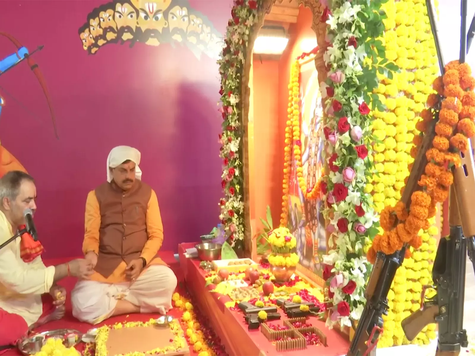 मध्य प्रदेश के मुख्यमंत्री मोहन यादव ने विजयादशमी पर CM हाउस में शस्त्र पूजा की मध्य प्रदेश के मुख्यमंत्री मोहन यादव ने विजयादशमी पर CM हाउस में शस्त्र पूजा की