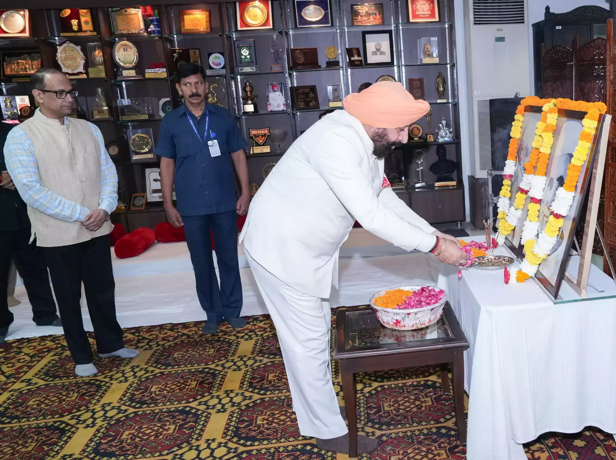Dehradun: गांधी व शास्त्री को श्रद्धांजलि, राज्यपाल ने युवाओं को प्रेरित करने का संदेश दिया Dehradun: गांधी व शास्त्री को श्रद्धांजलि, राज्यपाल ने युवाओं को प्रेरित करने का संदेश दिया