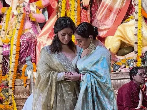 Rani Mukerji और काजोल के दुर्गा पूजा पंडाल में बंगाली लुक में पहुंचीं आलिया भट्ट Rani Mukerji और काजोल के दुर्गा पूजा पंडाल में बंगाली लुक में पहुंचीं आलिया भट्ट