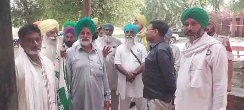 Ludhiana: प्रशासन ने पराली जलाने के बारे में जागरूकता फैलाने के लिए यूनियन नेताओं को शामिल किया Ludhiana: प्रशासन ने पराली जलाने के बारे में जागरूकता फैलाने के लिए यूनियन नेताओं को शामिल किया