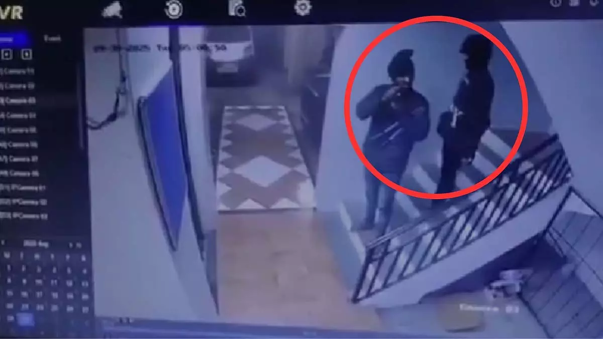 Pune : कोथरुड में आवासीय सोसाइटी में घुसे दो हथियारबंद लुटेरे Pune : कोथरुड में आवासीय सोसाइटी में घुसे दो हथियारबंद लुटेरे