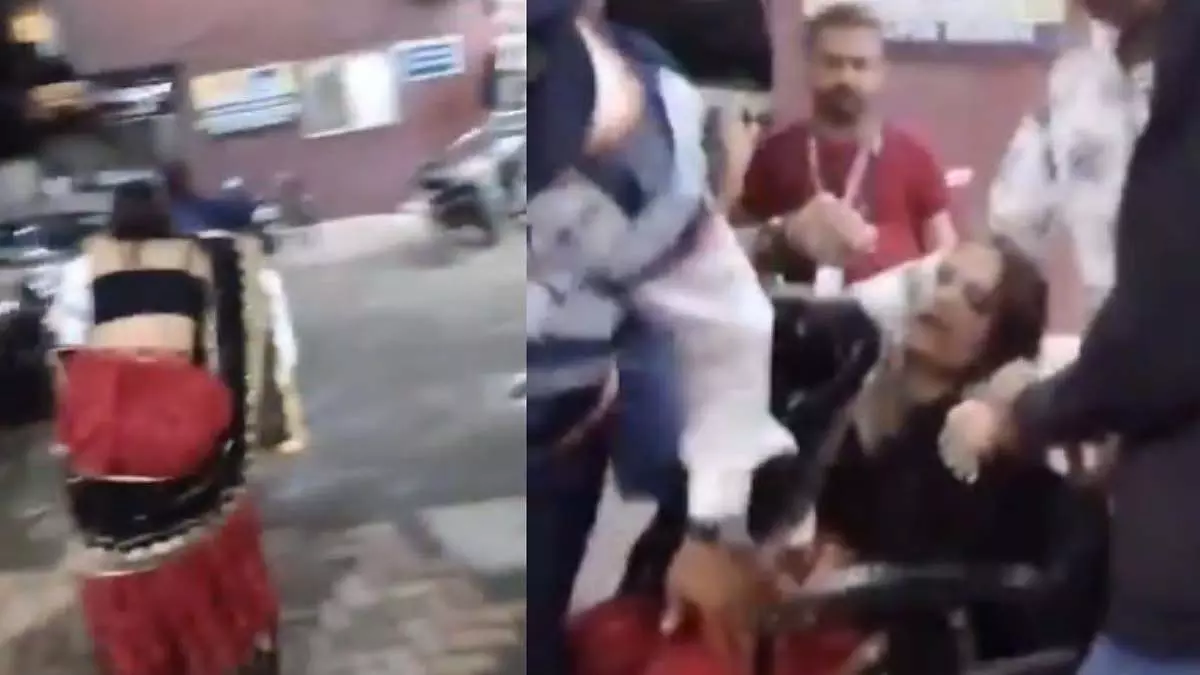 MP : गरबा खेलकर घर लौट रही महिला को वाहन ने टक्कर मारी MP : गरबा खेलकर घर लौट रही महिला को वाहन ने टक्कर मारी