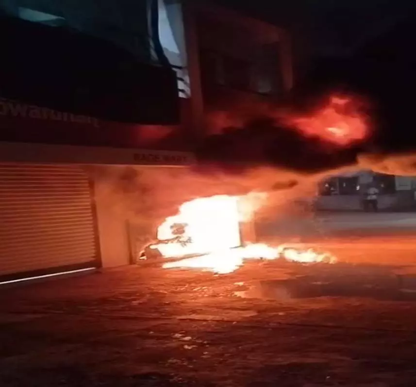 रायपुर के शॉप में जबरन लगाई आग, EV स्कूटर जलकर नष्ट रायपुर के शॉप में जबरन लगाई आग, EV स्कूटर जलकर नष्ट