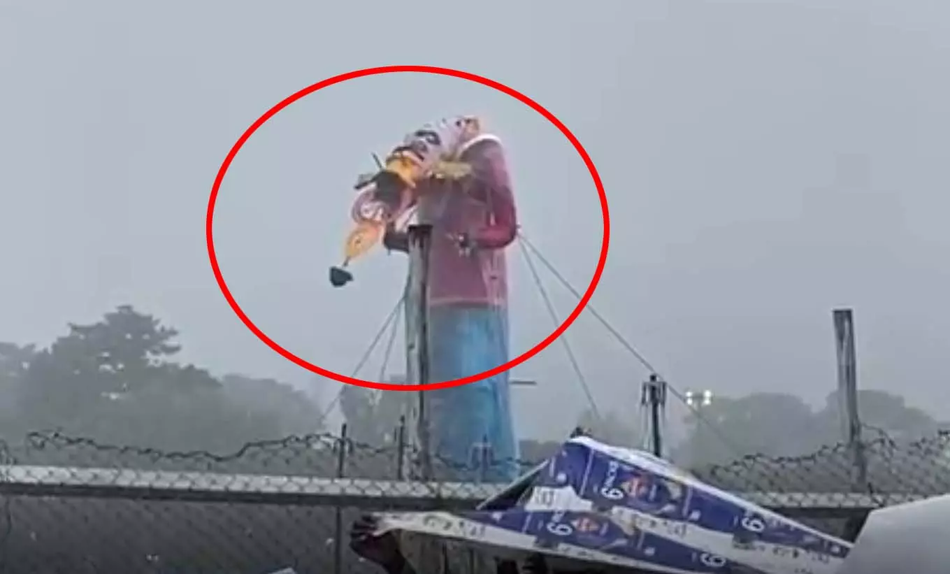 अरे भैया ये क्या है! रावण दहन से पहले रावण का पुतला का सिर टूट गया, देखें नजारा अरे भैया ये क्या है! रावण दहन से पहले रावण का पुतला का सिर टूट गया, देखें नजारा