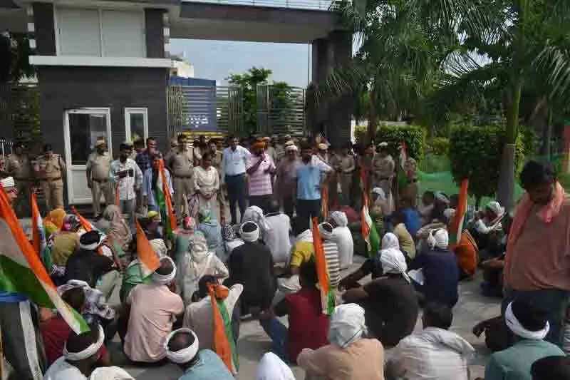 Haryana police ने करनाल में स्वास्थ्य कर्मियों के मार्च को रोका Haryana police ने करनाल में स्वास्थ्य कर्मियों के मार्च को रोका
