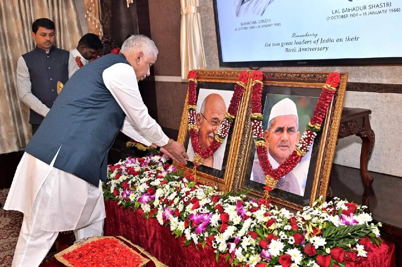 Andhra के राज्यपाल और CM ने महात्मा गांधी और लाल बहादुर शास्त्री को श्रद्धांजलि दी Andhra के राज्यपाल और CM ने महात्मा गांधी और लाल बहादुर शास्त्री को श्रद्धांजलि दी