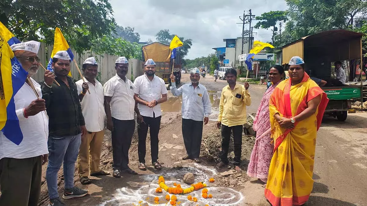 Pune : निवासियों ने पीएमसी की लापरवाही के विरोध में दशहरे पर गड्ढा पूजा की Pune : निवासियों ने पीएमसी की लापरवाही के विरोध में दशहरे पर गड्ढा पूजा की