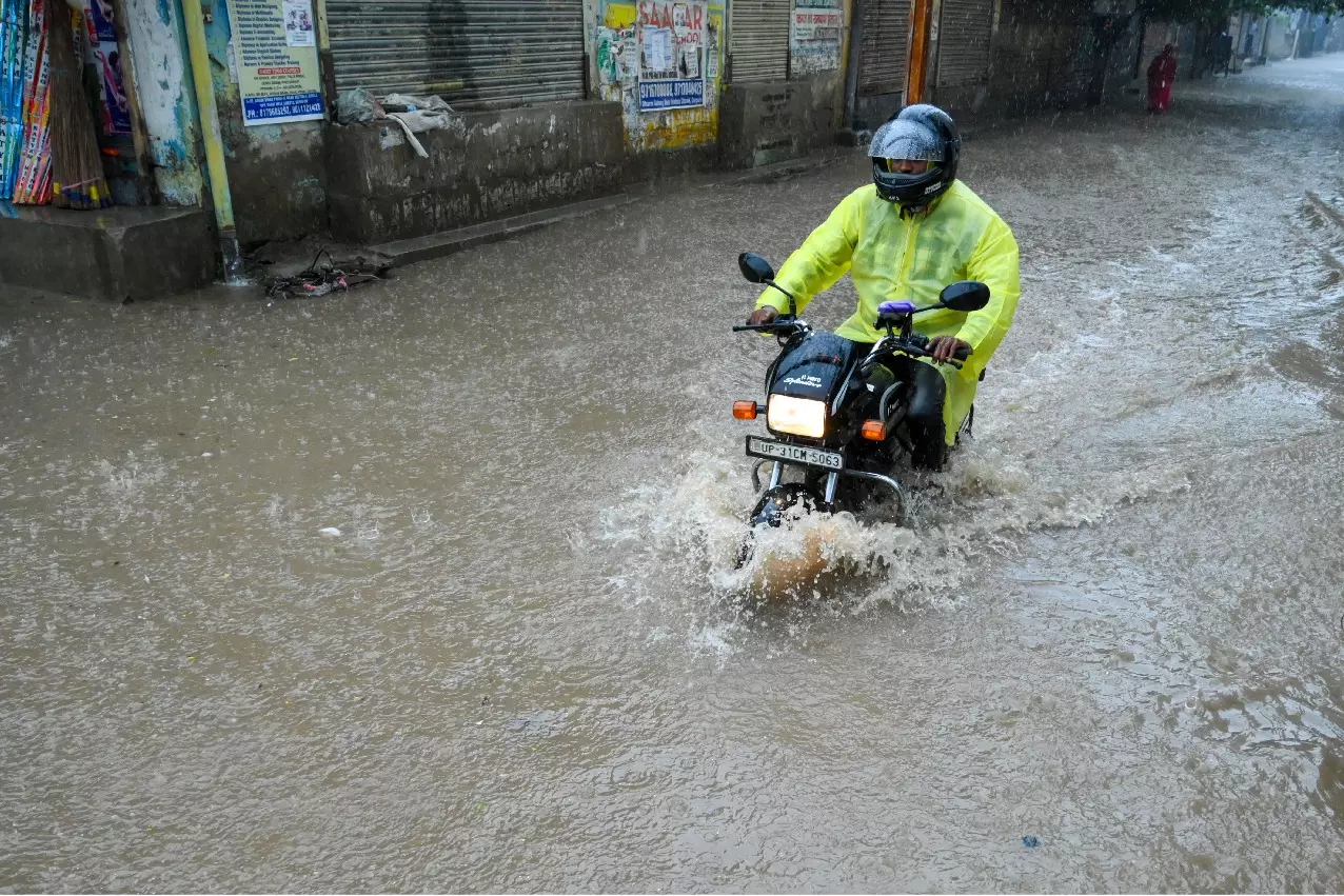 तटीय आंध्र प्रदेश में दबाव बढ़ने से भारी बारिश की संभावना तटीय आंध्र प्रदेश में दबाव बढ़ने से भारी बारिश की संभावना