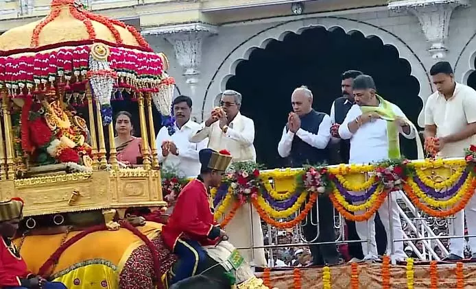मैसूरु दशहरा: मूसलाधार बारिश के बीच भव्य दशहरा जुलूस मैसूरु दशहरा: मूसलाधार बारिश के बीच भव्य दशहरा जुलूस