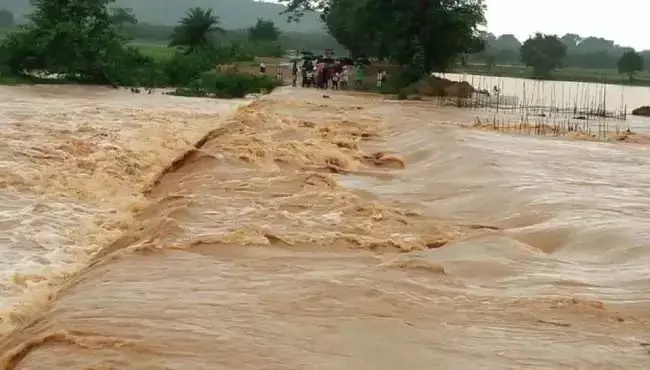 Odisha : जिले में भारी बारिश नदियां और नाले उफान पर Odisha : जिले में भारी बारिश नदियां और नाले उफान पर