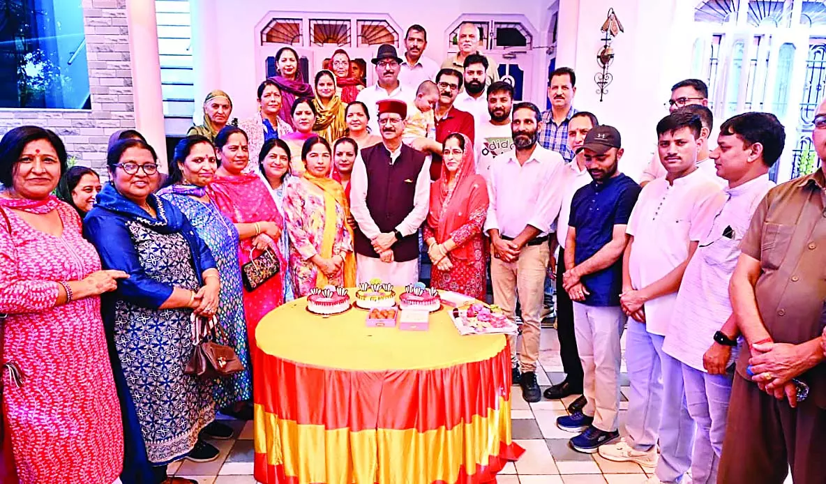 पूर्व विधायक रविंद्र धीमान ने सादगी से मनाया बर्थडे पूर्व विधायक रविंद्र धीमान ने सादगी से मनाया बर्थडे