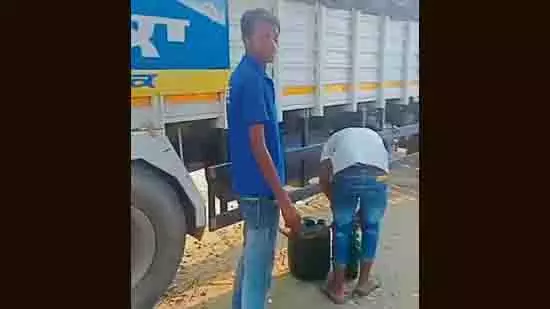 Ludhiana: वेरका प्लांट में डीजल चोरी कैमरे में कैद, जांच के आदेश Ludhiana: वेरका प्लांट में डीजल चोरी कैमरे में कैद, जांच के आदेश