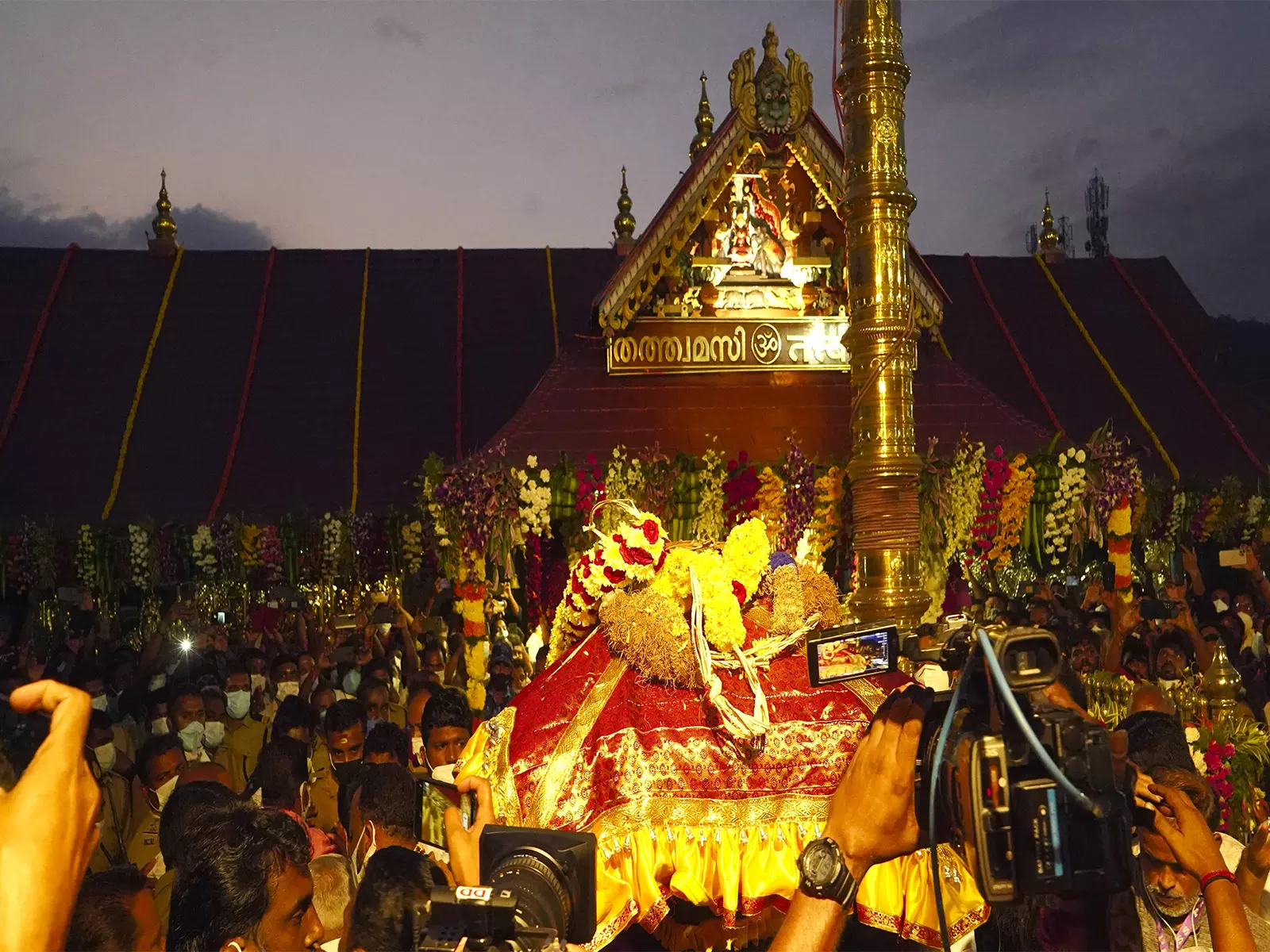 सबरीमाला सोना-प्लेटिंग विवाद में केरल सरकार और विपक्ष आमने-सामने सबरीमाला सोना-प्लेटिंग विवाद में केरल सरकार और विपक्ष आमने-सामने